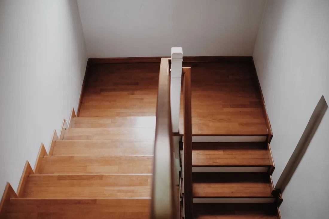 Escalier en bois à deux volées vu d'en haut, dans une maison récente