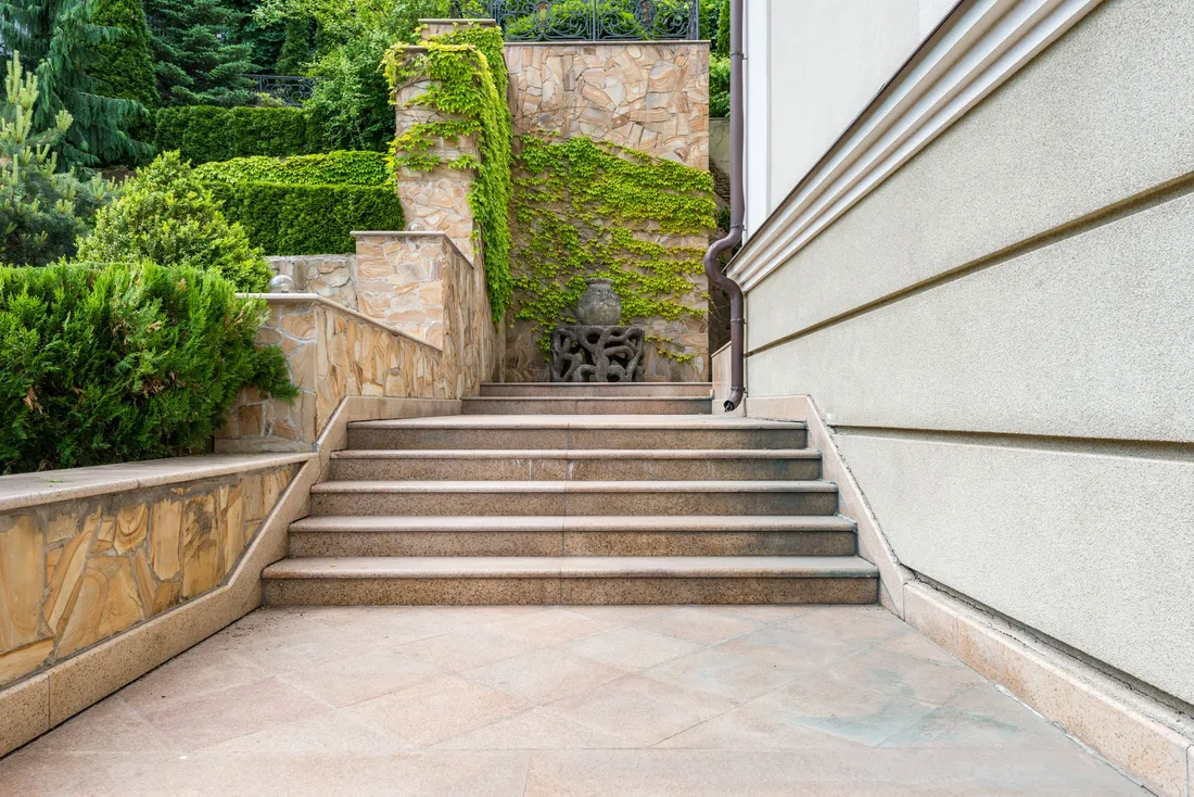 Escalier extérieur en pierre dans un jardin paysager
