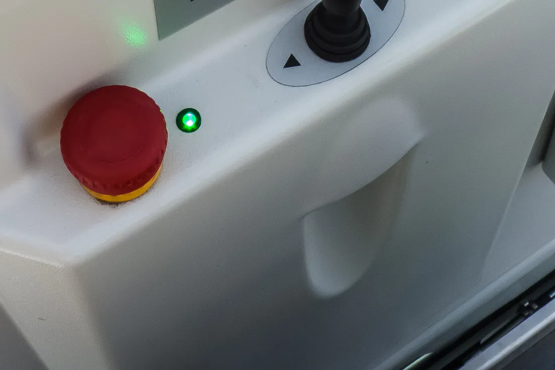 Boîtier de commande d'un appareil élévateur d'escalier : bouton d'arrêt d'urgence rouge, voyant vert et manette